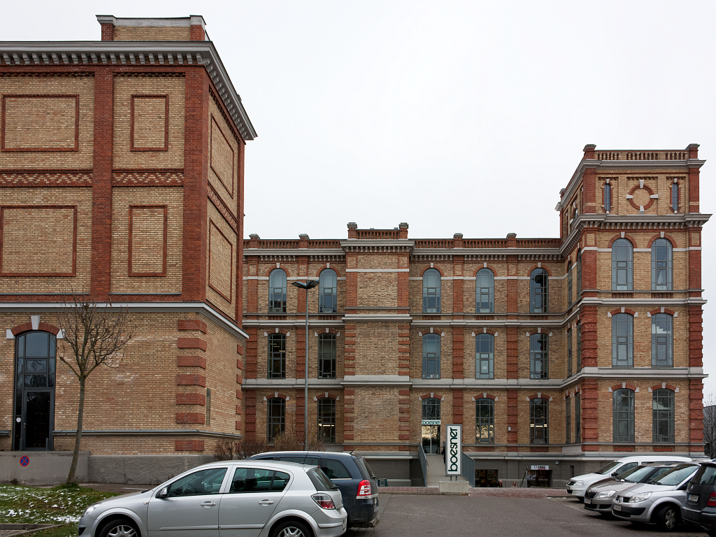 SWA III, jižní pohled na přádelnu „Fabrischloß“ a budovu čistírny bavlny (vlevo) – foto: Lukáš Beran