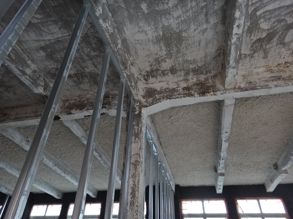 Teesdorfská přádelna bavlny v listopadu 2014, sanované železobetonové stropy (foto Lukáš Beran)