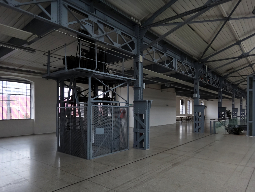 Elektrotechnická továrna Union ve Štadlavě, interiér strojírenské haly, výtah  (foto Lukáš Beran)